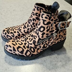 Qupid Leopard-Print Size 7 Ankle Booties in Tan and Black